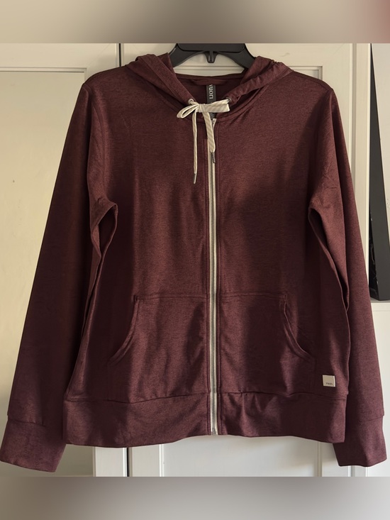 Vuori Tops - Vuori Halo Performance Hoodie 2.0 in Ruby
Heather Size Medium